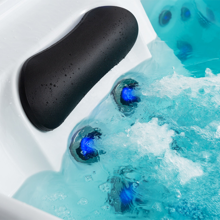„Ausgeleuchtete Hydrojets im Whirlpool mit LED-Beleuchtung für entspannende Massagen“