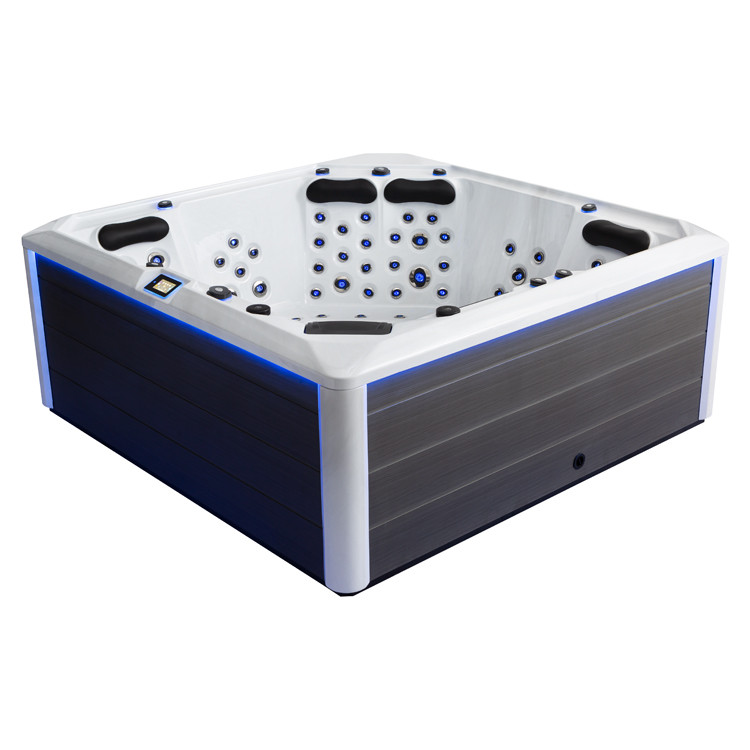 „Ausgeleuchtete Hydrojets und Seitenverkleidung des Whirlpools für eine stimmungsvolle Beleuchtung und entspannende Atmosphäre“